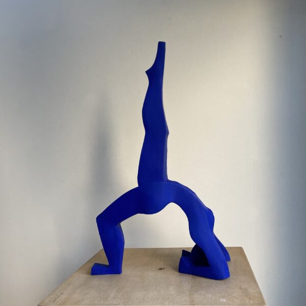 sculture cubiste posture yoga pont cambré une jambe en l'air