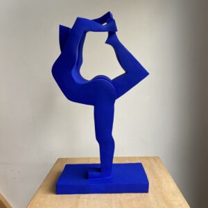 sculpture terre cuite patinée bleu klein représentant une femme dans une posture yoga